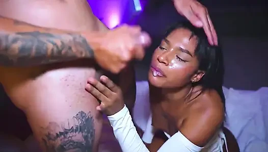 Zierliche ebenholz brittany taylor trifft ihren ex im restaurant und kehlenfick mit seinem dicken schwanz in der toilette