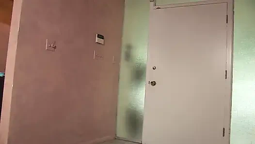 Сцена мокрых шлюшек -2_Brunette милфа с большой задницей и большими сиськами обожает трахать ее мохнатую киску