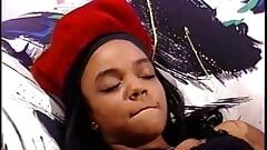 Une adolescente noire chevauche un étalon à bite bien dure sur le canapé