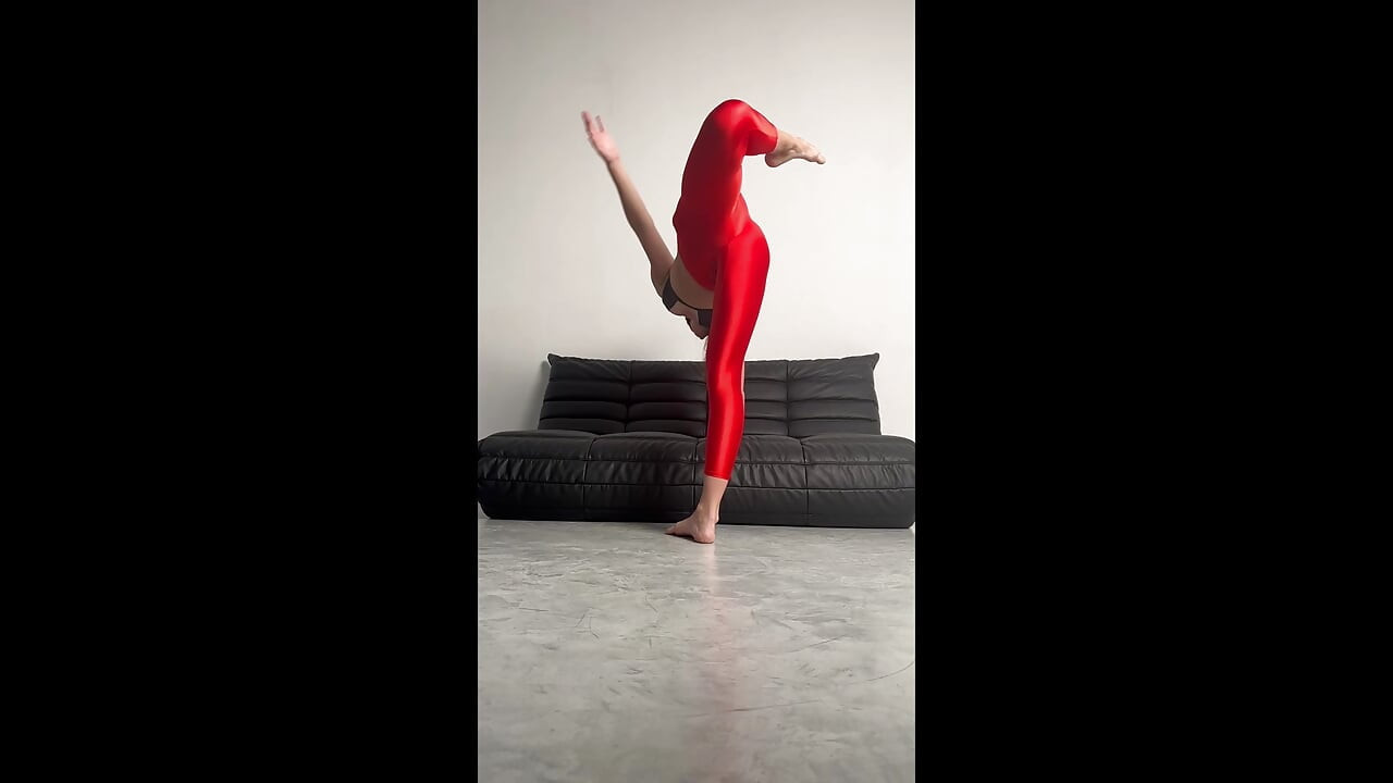 πειράζοντας ψηλές γυναίκες που τεντώνουν