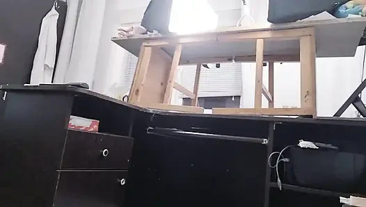 Seksi esmer evin etrafında çıplak ev işleri yapıyor