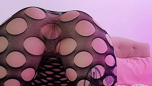Татуированная рыжая богиня соблазняет и играет с ее киской через чулках-сеточках