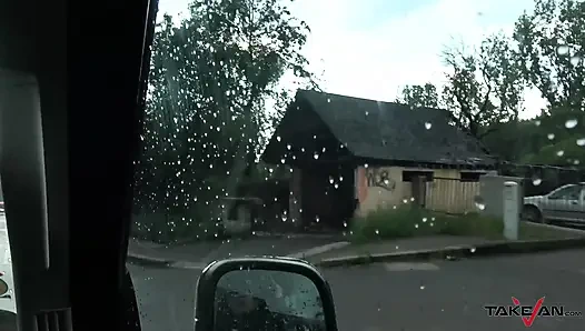 Aptal hatun sert sikiliyor ve döl yiyor