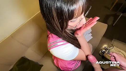 Sıkı anüslü sevimli bir küçük, pembe götüne boşalmama izin vererek notlarını yükseltmek istiyor.