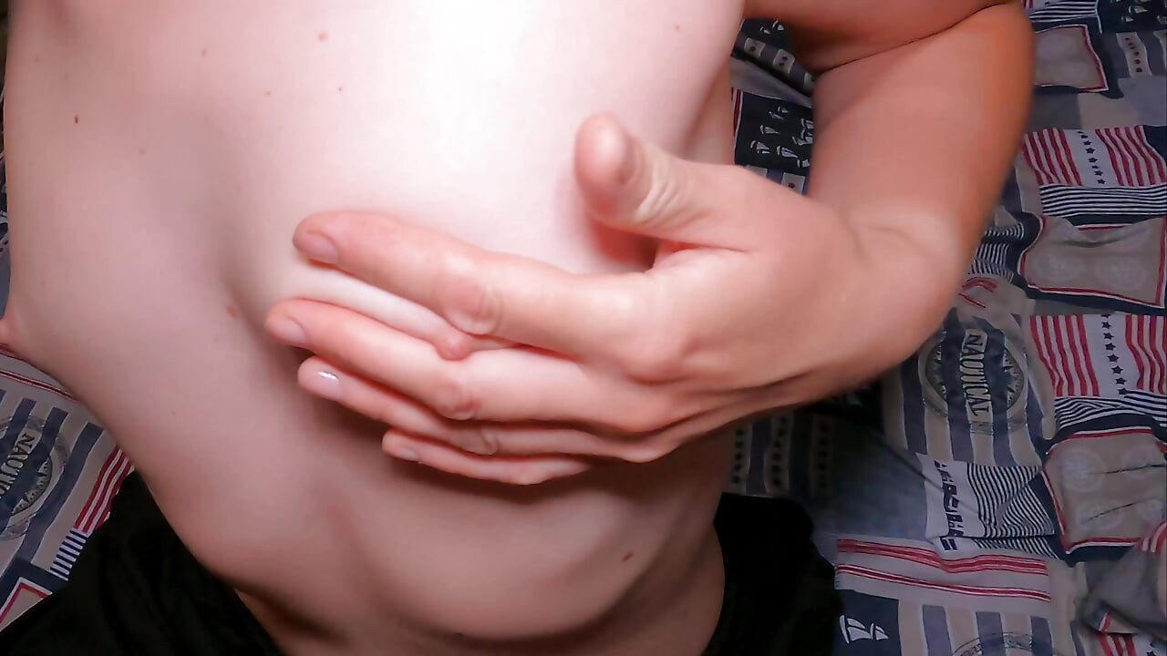 내 배다른 여동생이 그녀의 손으로 사정할 수 있도록 도와줬어!