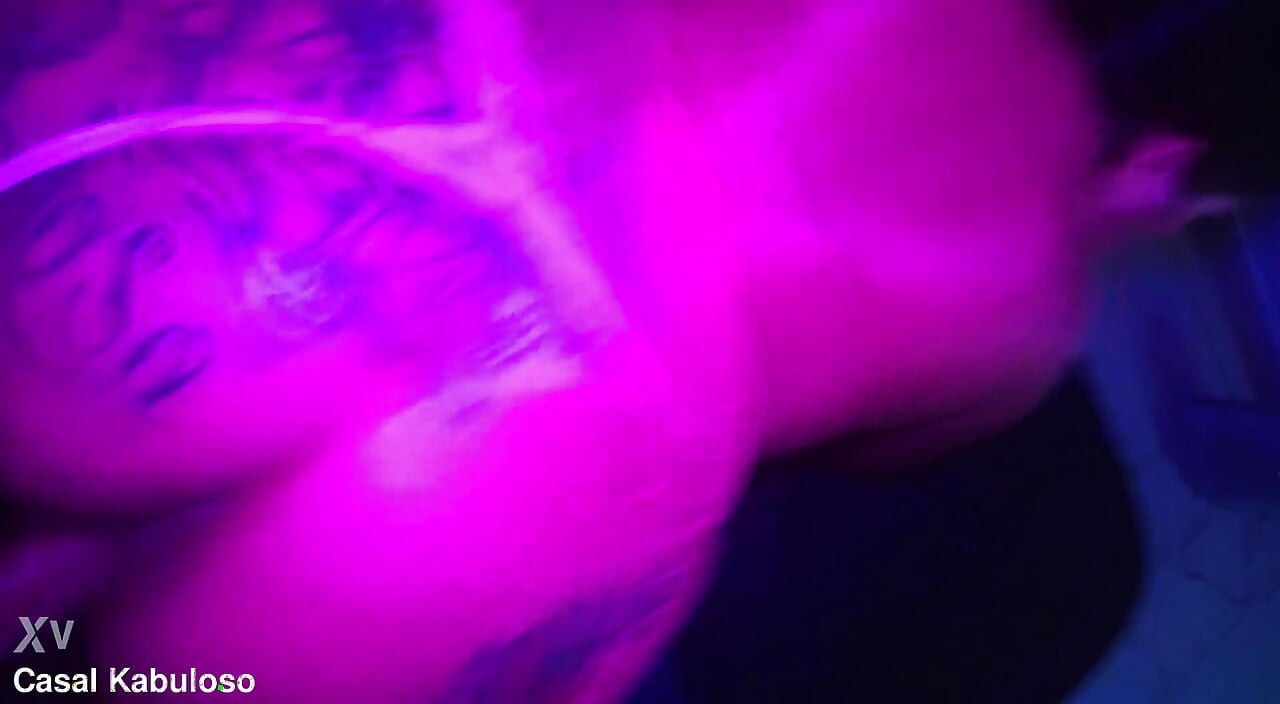 Ein Regenbogen des Vergnügens mit diesem Hottie