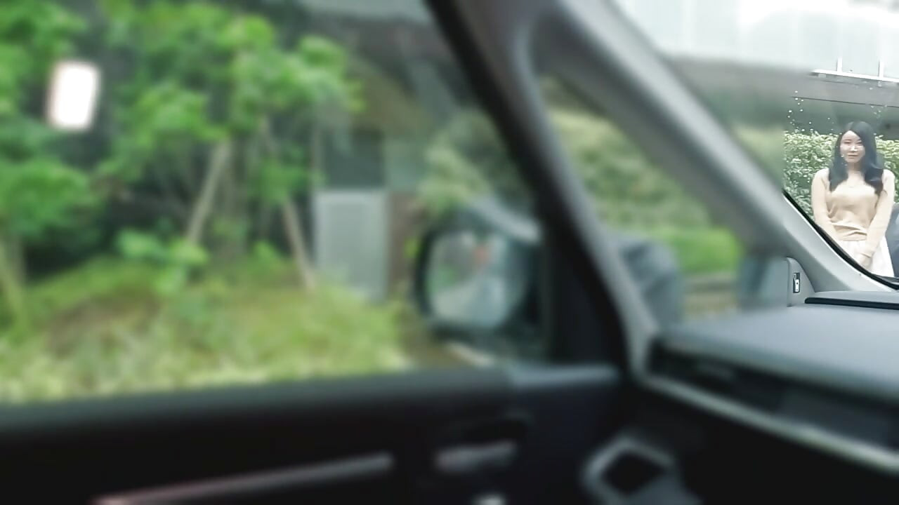 山岸ルナは部屋に優しい笑顔と遊び心のあるエネルギーをもたらします