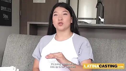 Cewek semok latina dengan toket besar dientot habis-habisan sama kontol raksasa di ruangan casting bokep pertamanya