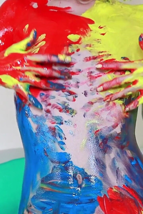 淩亂潮濕的車身油漆