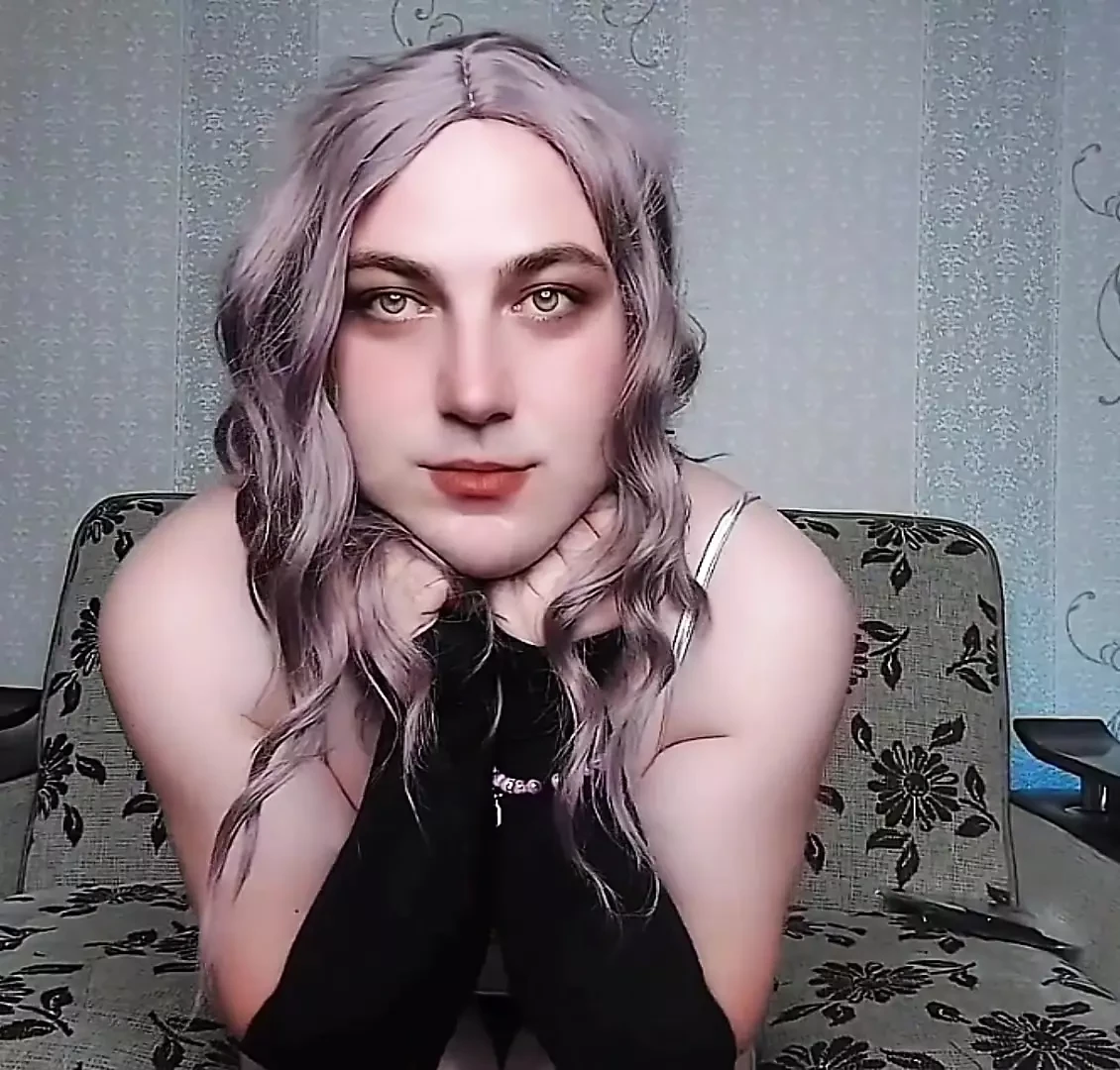 Verspielter femboy neckt mit rock in windiger straße