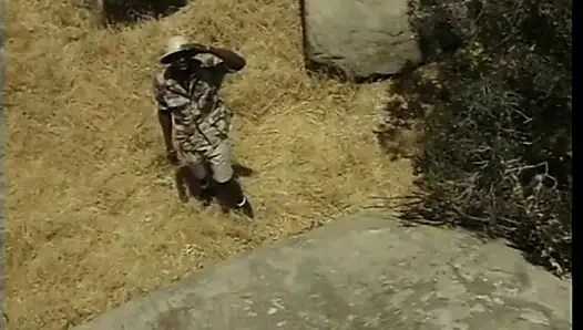 Горячую сучку трахнули в задницу на походной тропе