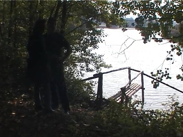 Pareja amateur follando en una manta junto al río