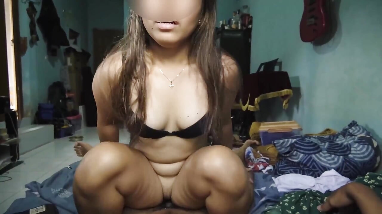 Asyalı amatör sert binen ve sırılsıklam döllenen kovboy kız için yalvarıyor