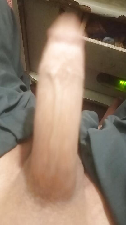 任何想让我成为她们伴侣的女人都可以与我联系，完全保密地与我联系。