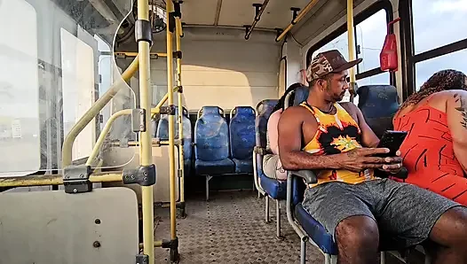 EIN SCHAMLOSES PAAR, DAS IM ÖFFENTLICHEN NAHVERKEHR FÄHRT, UND EIN RÜCKSITZPASSAGIER, DAS ALLES FILMT