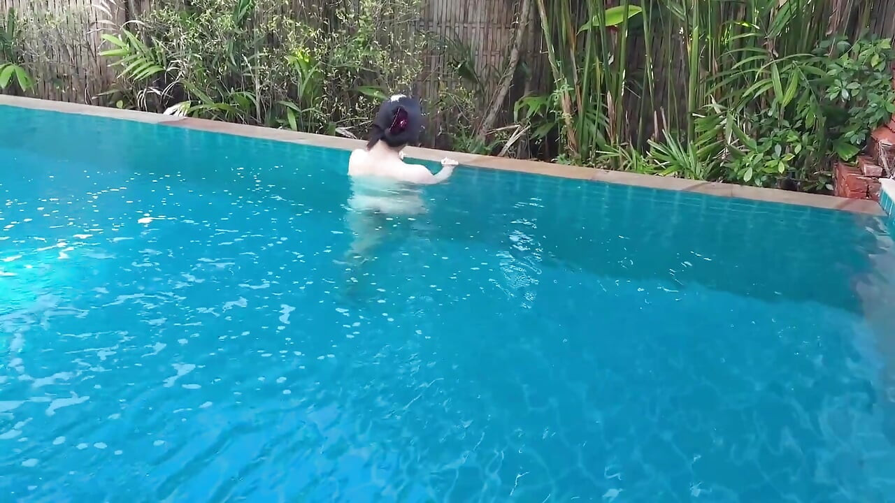 Chinesa gostosa dá a cabeça e foi penetrada na piscina