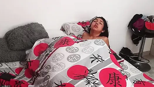 Die notgeile Stieftochter hält es nicht aus und bittet ihren Stiefvater, ihre Muschi zu füllen