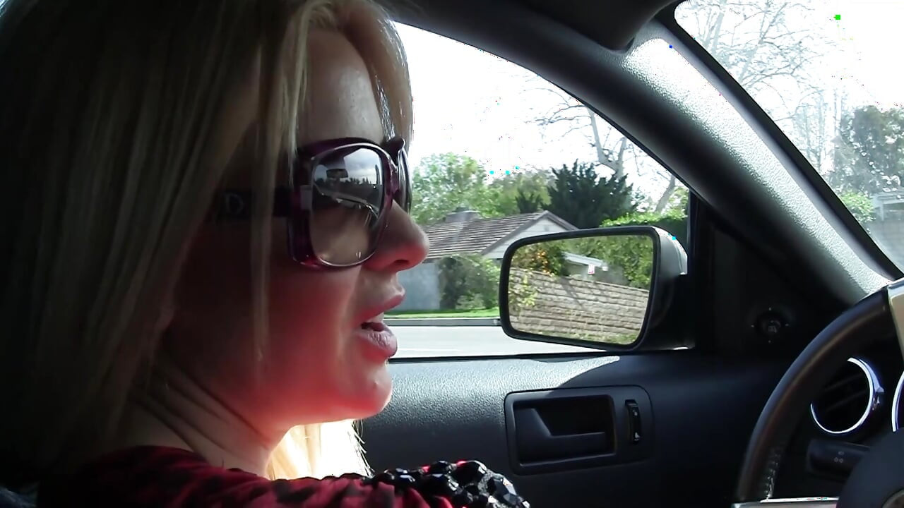 性感辣妹Helly渴望並操年輕大雞巴