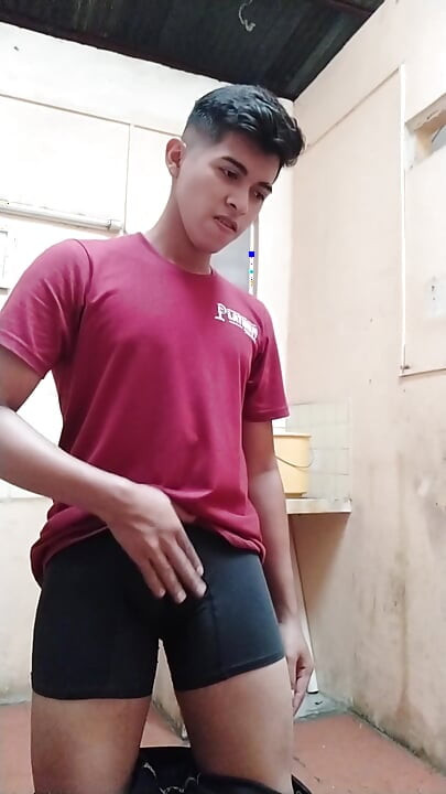 温泉は十代の男の子masturbates