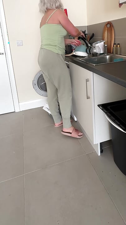 Dishes Vs. Full Bladder I Lost Control and Piss in Pants