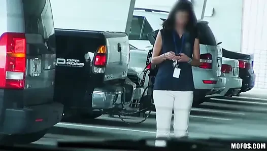 Mahsur kalan gençler - sarışın Stacie Andrews sıkı amcıkla asansörün parasını ödüyor