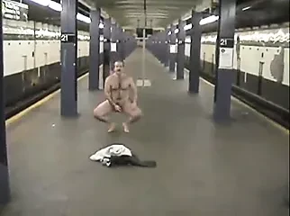 Schiavo Dave nudo in metropolitana