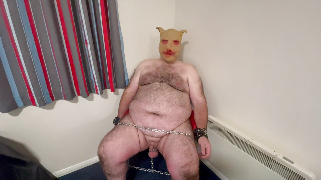 Stăpâna Satana este rasă în timp ce piggy se uită!