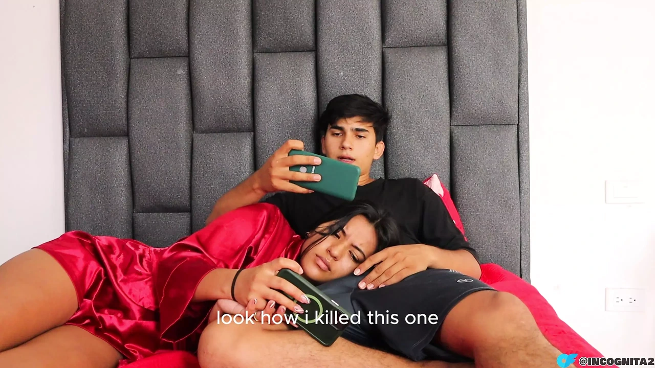 Tôi mời em họ kế của tôi chơi và cô ấy kết thúc bằng cách chơi với con cu của tôi