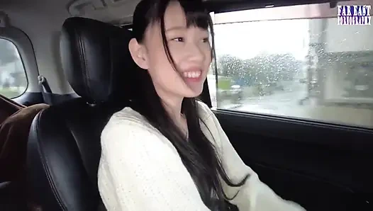 Zarte gulp-glückseligkeit mit einer winzigen kurve, dunkelhaarige necken bei einem süßen oralen date teil.1