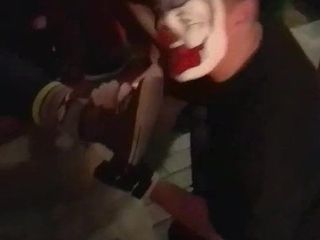Clown hat Füße im Gesicht