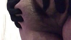Un garçon en gants noirs caresse sa bite et fesse un gros cul