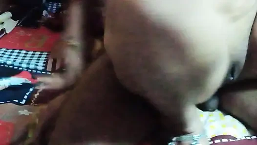 Hintli kız arkadaş ki yatakta desi erkek arkadaşını sert sikiyor