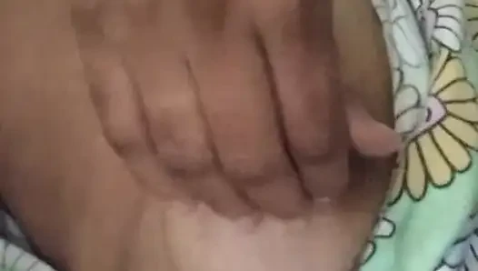 18+ üniversiteli kız büyük göğüsleri ve ıslak Sri Lankalı yerel ile ilk kez musterbate oluyor