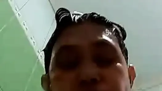 Karım banyo yaparken sabah videosu seksi o kadar çok seviyor ki orgazm oluyor