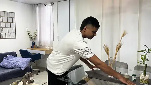 Ich lade meine latina mit dickem arsch ein, nachtisch zu essen und sie isst meinen riesigen und köstlichen schwanz