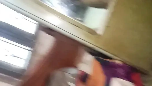 Ich ging zum haus meiner stieftante und sie war so schön in einer sari, dann packte ich ihre brüste und teilte ihr Bett.