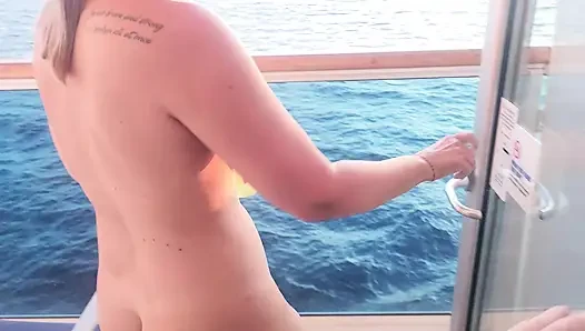 Nackt auf dem kreuzfahrt-balkon