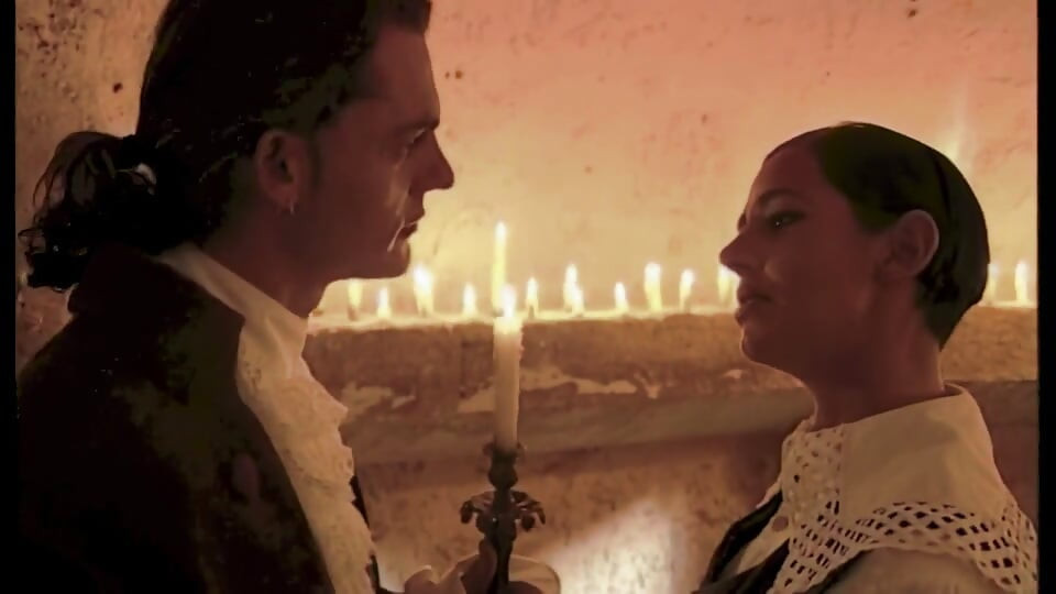 Kafeste boyun eğme ve mum ışığında sikiş