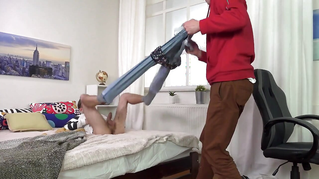 Stor kuk befordran mellan kåta små twinks