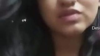 Jills Mohan - Keerthana Mohan mostrando seus peitos na web cam