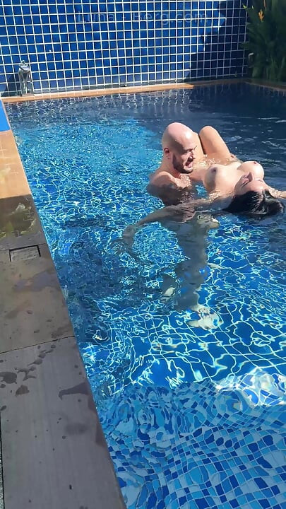 Ziua piscinei: soție țâțoasă infidelă care se distrează cu iubitul ei. Sâni mari, Soare și pulă mare
