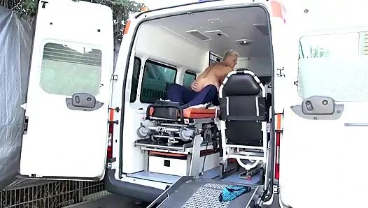 Reife liebe im krankenwagen