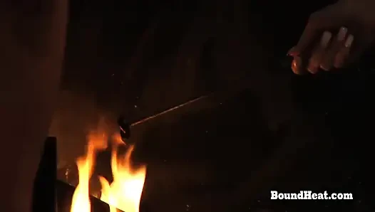 Yaramaz çıplak büyük götlü lezbiyen köleler madamın önlerinde orgazm olduğunu izliyor