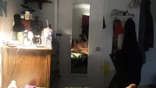 Seksi kızıl saçlı yarak gırtlağına kadar alıyor ve amcığını pompalıyor