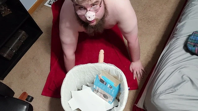 Exposed minnesota piggy fucking his trash can