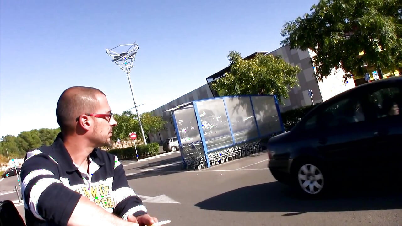 Awek blonde mengeringkan batang besar di dalam kereta