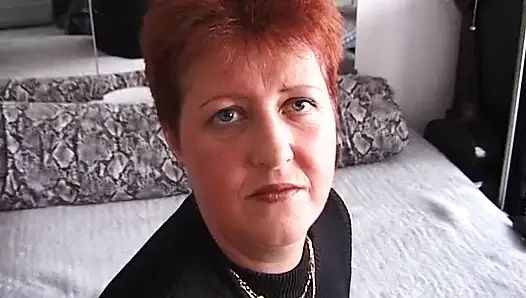 Kızıl saçlı kadın parmakları ve yarağıyla oynuyor