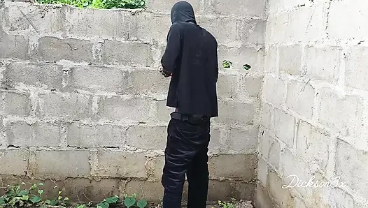 Tamamlanmamış bir binada zenci sümüklü beli duvara sert vuruyor