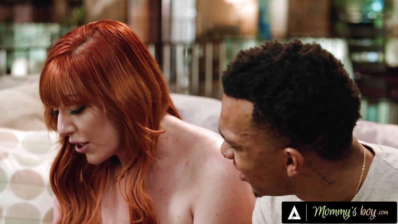 MOMMY's BOY - madrasta peituda Lauren Phillips dá foda interracial hardcore para enteado pensativo