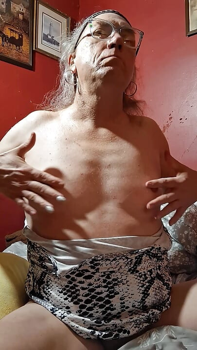 Old ugly tranny with dildo